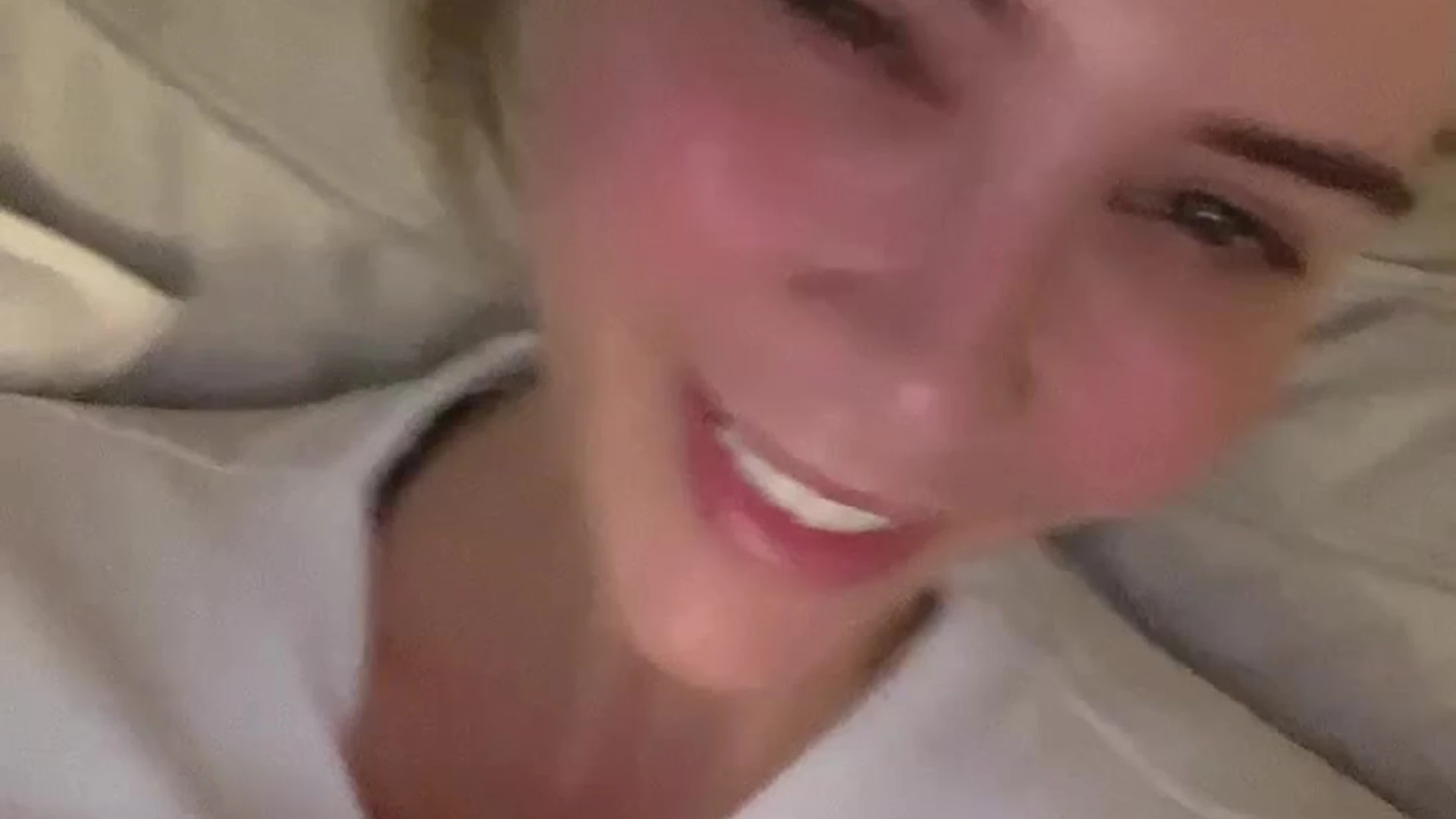 Sensational natural tits SunnyRayXO ripped cams