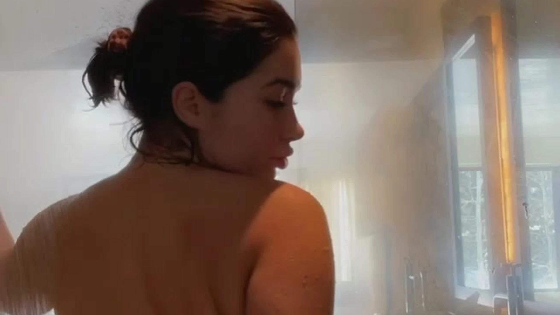 Exposed sweaty babe LupuWellness cams